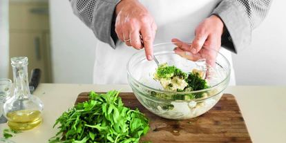 Шаг 3: картофельного салата с обожженным сашими из лосося