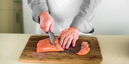 Шаг 4: картофельного салата с обожженным сашими из лосося