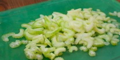 Шаг 2: картофельного салата с сельдереем