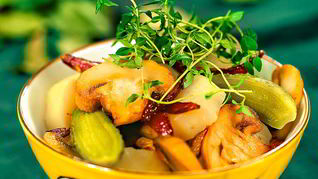 Рецепт Картофельного салата с солеными огурцами и грибами