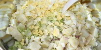 Шаг 4: картофельного салата с яйцом