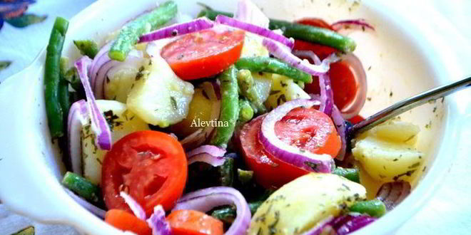 Рецепт картофельного салата с зеленой фасолью и томатами