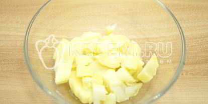 Шаг 2: картофельного салата с зеленым горошком