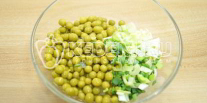 Шаг 3: картофельного салата с зеленым горошком