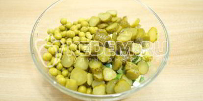 Шаг 4: картофельного салата с зеленым горошком