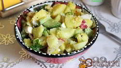 Рецепт Картофельного салата с жареным луком и свежими овощами