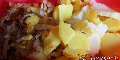 Шаг 1: картофельного салата с жареным луком и свежими овощами