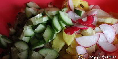 Шаг 2: картофельного салата с жареным луком и свежими овощами