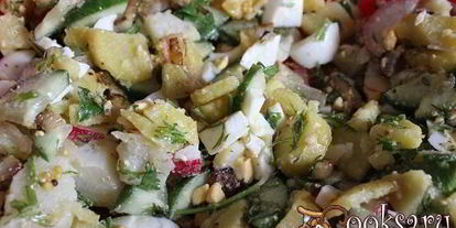 Шаг 5: картофельного салата с жареным луком и свежими овощами