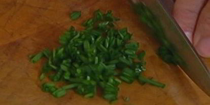 Шаг 3: салата из молодого картофеля с сельдью и редиской