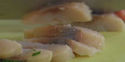 Шаг 4: салата из молодого картофеля с сельдью и редиской