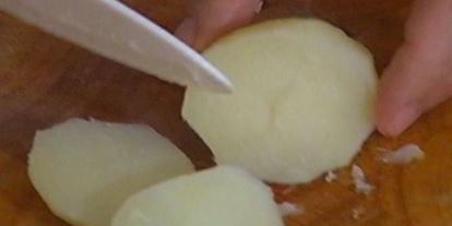 Шаг 7: салата из молодого картофеля с сельдью и редиской