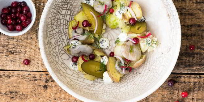 Рецепт салата с картофелем, груздями и сметаной