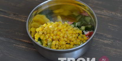 Шаг 1: салата с картофелем и кукурузой