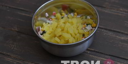 Шаг 3: салата с картофелем и кукурузой