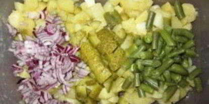 Шаг 3: салата с картошкой и солеными огурцами