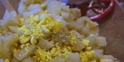 Шаг 2: салата с картошкой