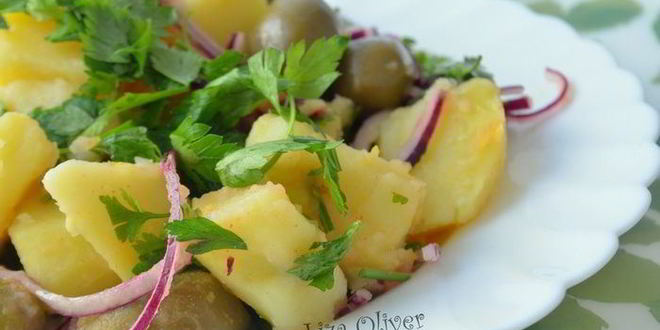 Рецепт Теплого картофельного салата с красным луком и оливками
