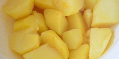 Шаг 3: теплого картофельного салата с красным луком и оливками