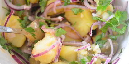 Шаг 5: теплого картофельного салата с красным луком и оливками