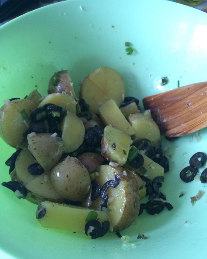Рецепт теплого картофельного салата с маслинами и перцем