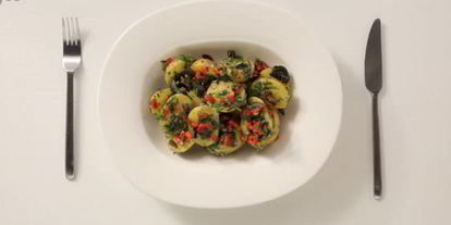 Шаг 2: теплого картофельного салата с маслинами и перцем