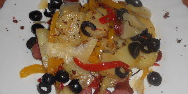 Рецепт Теплого картофельного салата с перцем и охотничьими колбасками