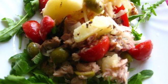 Рецепт теплого салата с картофелем и тунцом