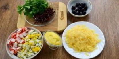 Шаг 1: крабового салата с черносливом