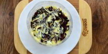 Шаг 4: крабового салата с черносливом