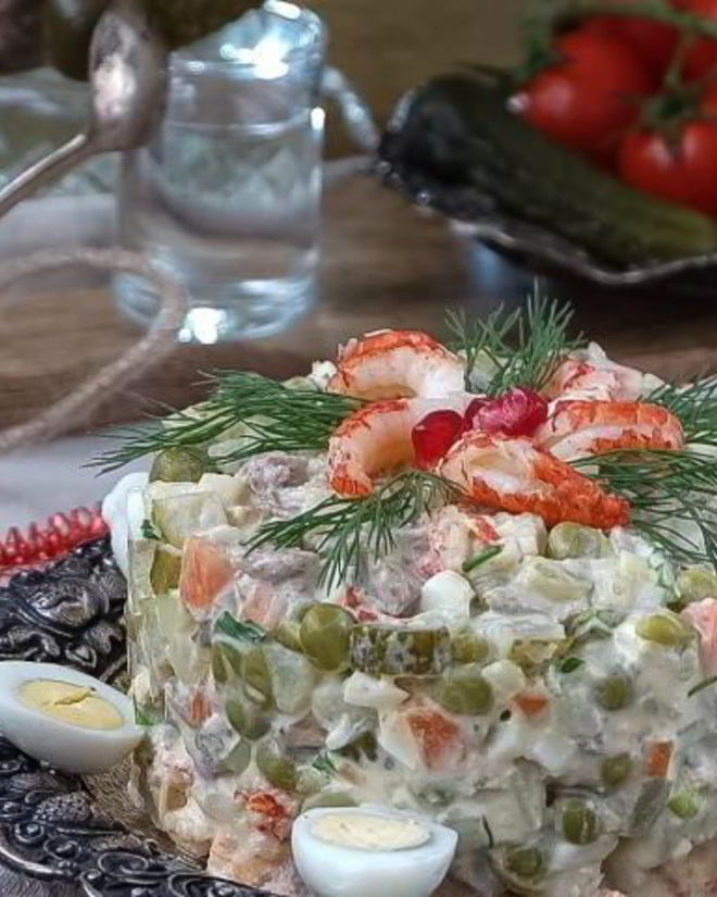 Рецепт королевского оливье с отварной телятиной и раковыми шейками