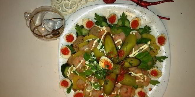 Рецепт Оливье по-царски со свиной вырезкой и креветками на желе из гранатового соуса