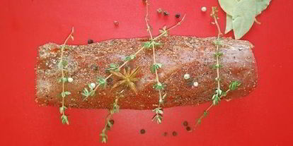 Шаг 2: оливье по-царски со свиной вырезкой и креветками на желе из гранатового соуса