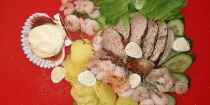 Шаг 4: оливье по-царски со свиной вырезкой и креветками на желе из гранатового соуса