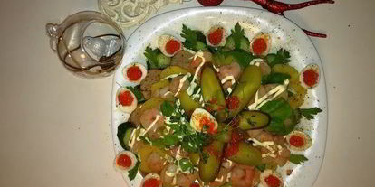 Шаг 6: оливье по-царски со свиной вырезкой и креветками на желе из гранатового соуса