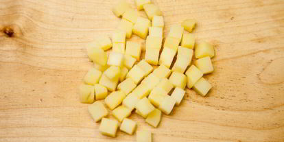 Шаг 1: оливье с куриной грудкой и яйцом-пашот