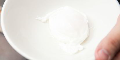 Шаг 10: оливье с куриной грудкой и яйцом-пашот