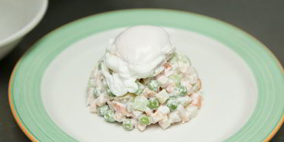 Шаг 11: оливье с куриной грудкой и яйцом-пашот