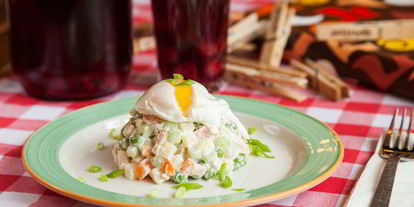 Шаг 12: оливье с куриной грудкой и яйцом-пашот