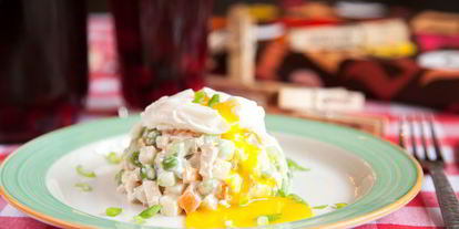 Шаг 13: оливье с куриной грудкой и яйцом-пашот