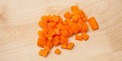 Шаг 2: оливье с куриной грудкой и яйцом-пашот