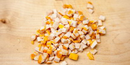 Шаг 5: оливье с куриной грудкой и яйцом-пашот