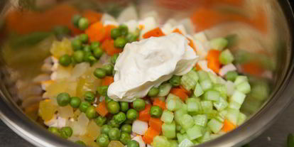 Шаг 7: оливье с куриной грудкой и яйцом-пашот