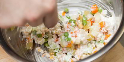 Шаг 8: оливье с куриной грудкой и яйцом-пашот