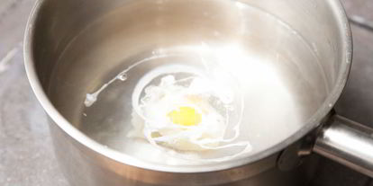 Шаг 9: оливье с куриной грудкой и яйцом-пашот