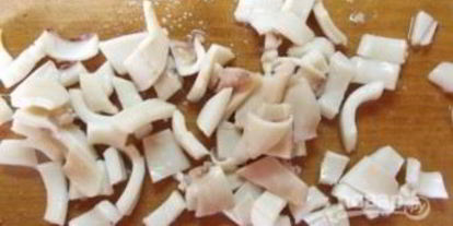 Шаг 3: салата оливье с кальмарами