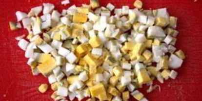 Шаг 2: салата оливье с колбасой