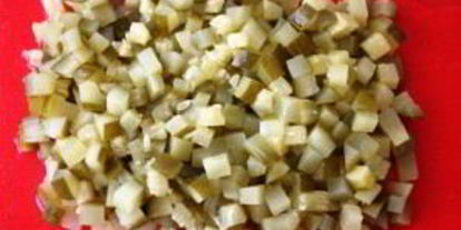 Шаг 4: салата оливье с колбасой