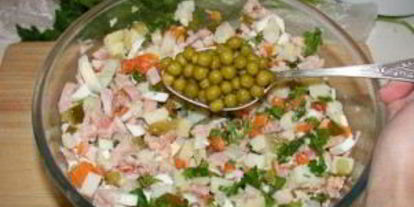 Шаг 2: салата оливье с копченой курицей