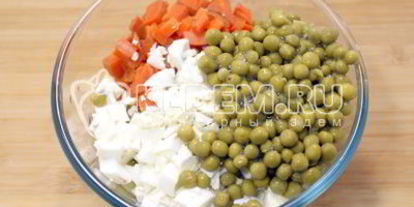 Шаг 2: салата оливье с семгой